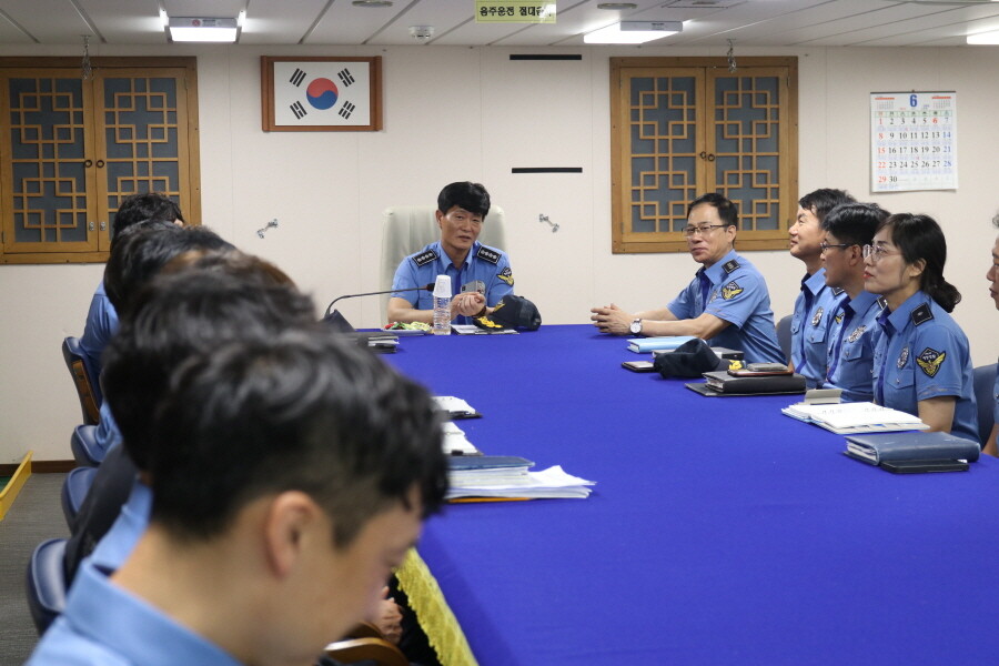 1일 오훈 군산해양경찰서장이 경비함정 직원들과의 소통 간담회를 통해 안전한 바다를 위해 노력해줄 것을 당부하고 있다. 군산해경 제공