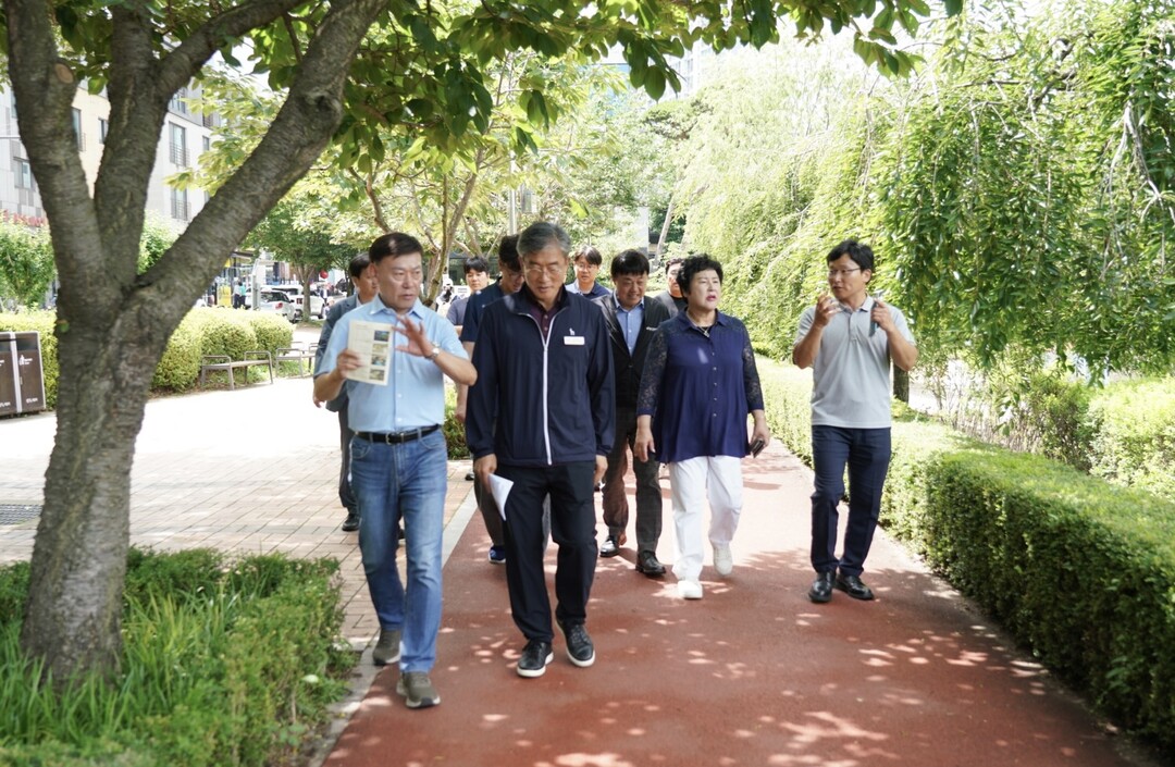 의원연구단체 ’관광도시브랜드‘ 회원들이 서산 중앙호수공원에서 관계자 등과 의견을 나누고 있다.