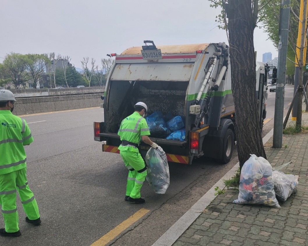 구로구 환경미화원들이 생활폐기물을 수거하고 있다. 구로구 제공