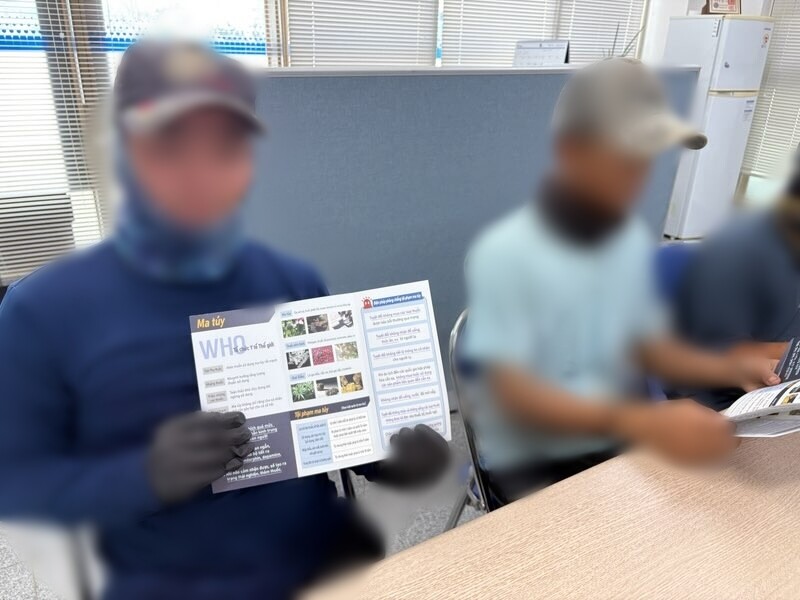 해경이 관내 외국인 선원과 선장 등을 상대로 마약 예방교육을 진행하고 있다. 군산해경 제공