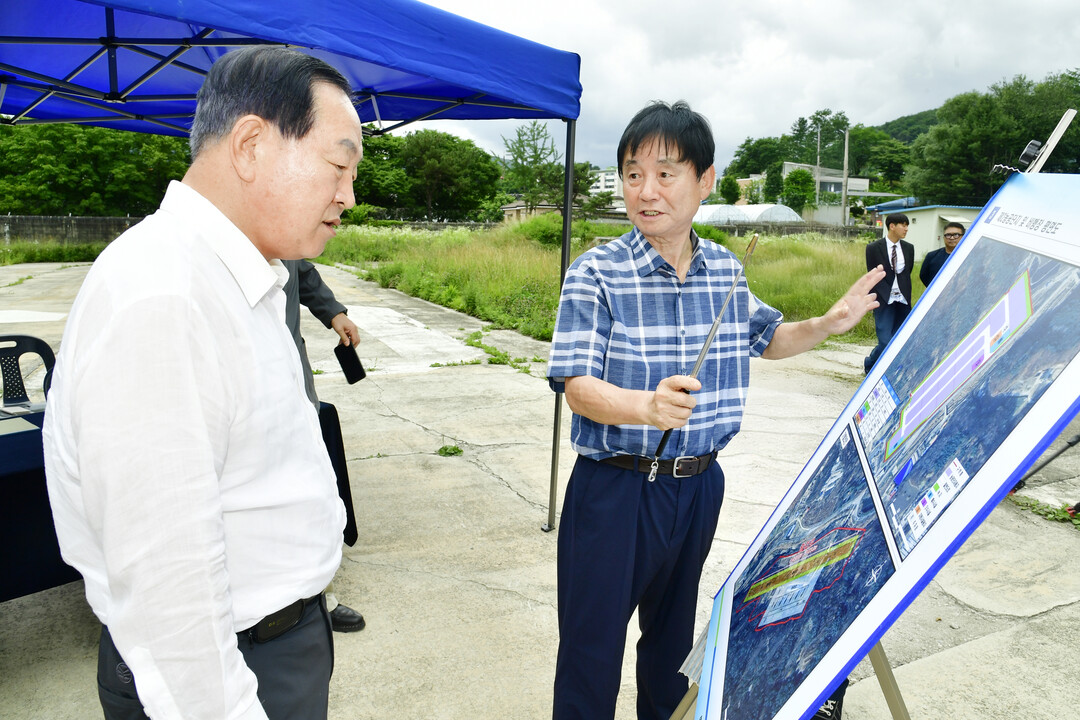 지난 2일, 한기호 국회의원이 농공단지 조성이 추진되고 있는 화천군 사내면 사창리 군비행장 부지를 방문해 최문순 화천군수(오른쪽)로부터 사업 진행 상황을 듣고 있다