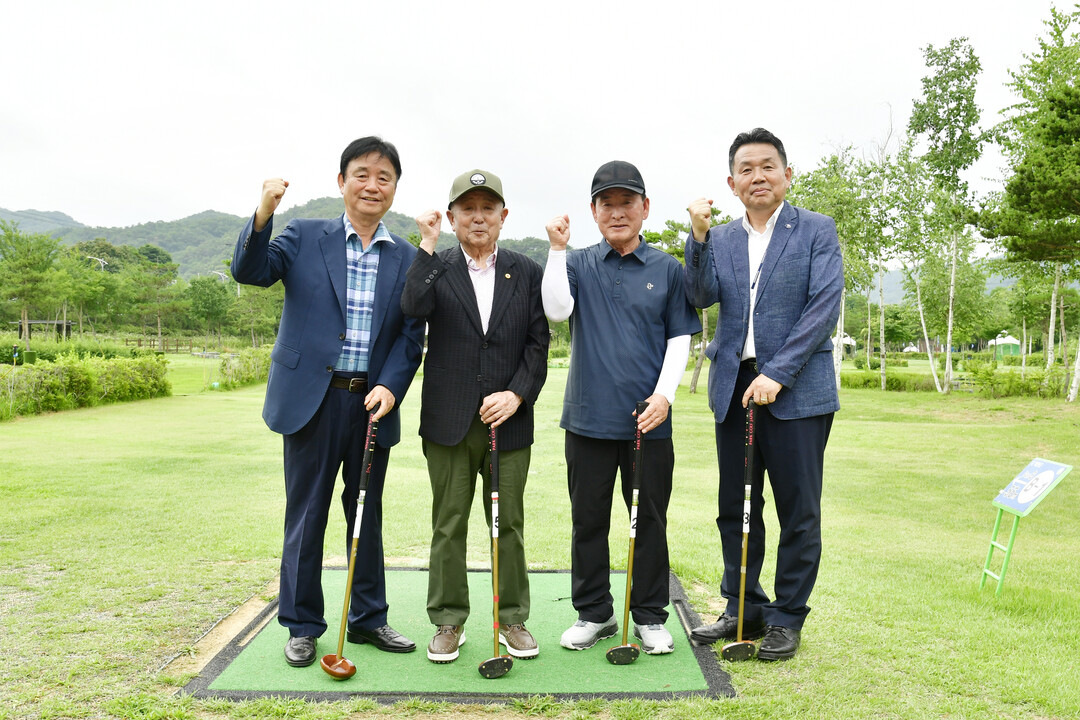제3회 세대공감 파크골프 대회 최문순 군수, 이건실 도노인회장(왼쪽부터)을 비롯한 각 시군 노인회원 및 가족들이 참석한 가운데 열렸다.