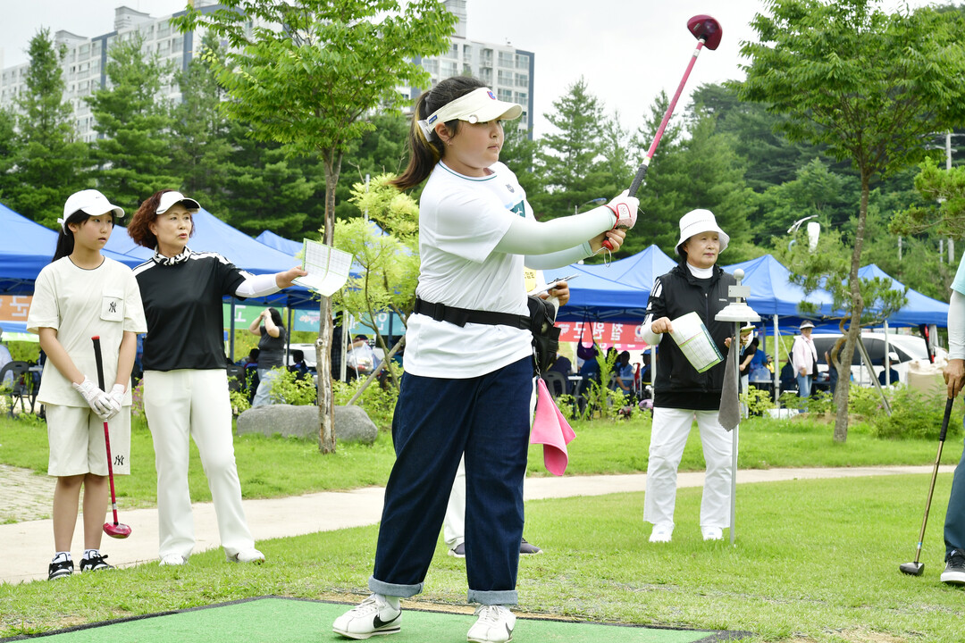  제3회 세대공감 파크골프 대회에 참여한 어린이
