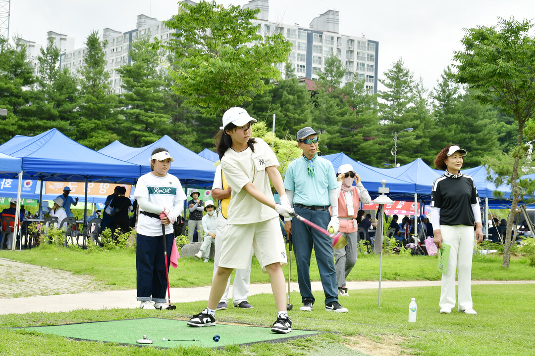  제3회 세대공감 파크골프 대회에 참여한 어린이