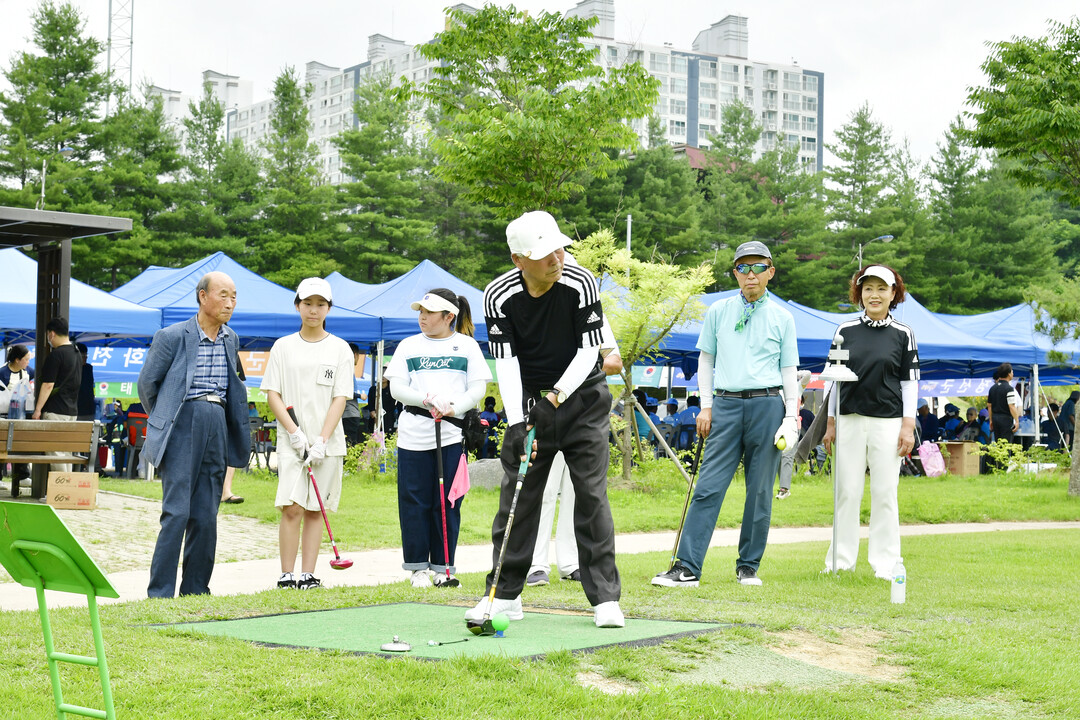  제3회 세대공감 파크골프 대회에 참여한 노인회 선수