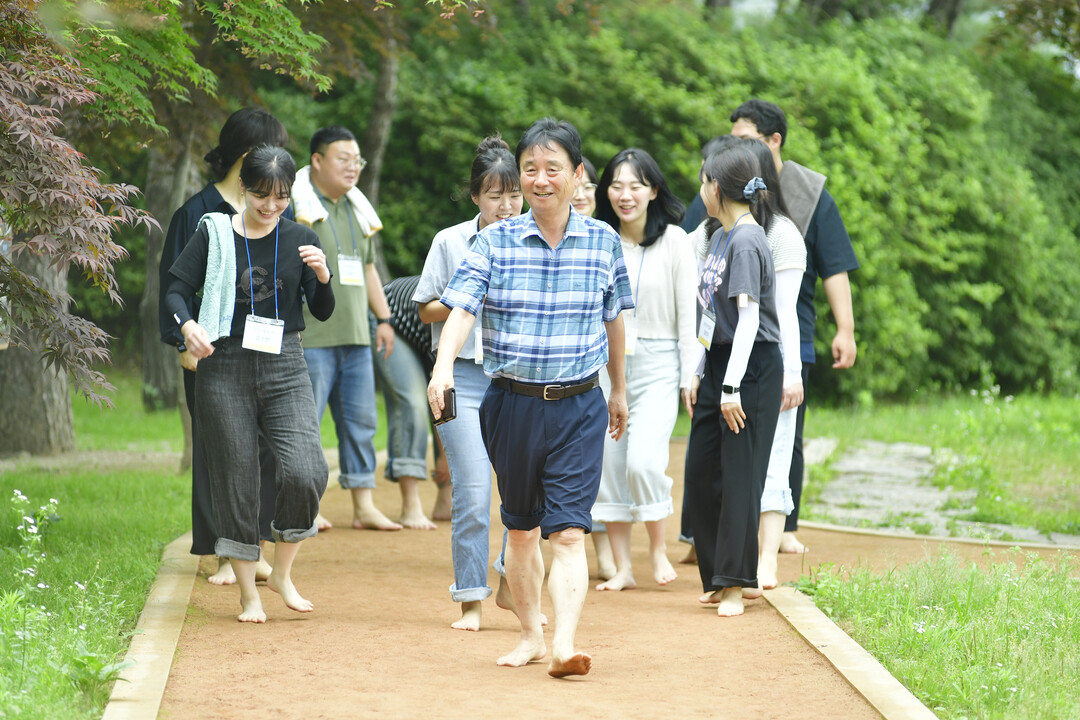 최문순 화천군수와 MZ세대 공무원 붕어섬에서 맨발걷기 간담회를 열었다