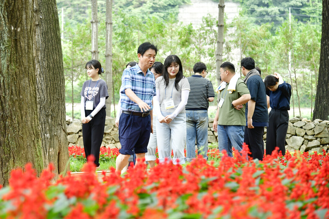 최문순 화천군수와 MZ세대 공무원 붕어섬에서 맨발걷기 간담회를 열었다