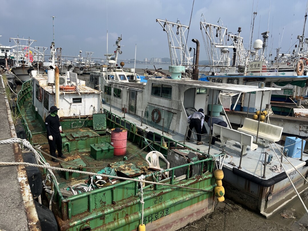 사례와 상관없는 장기계류 선박 전경. 군산해경 제공