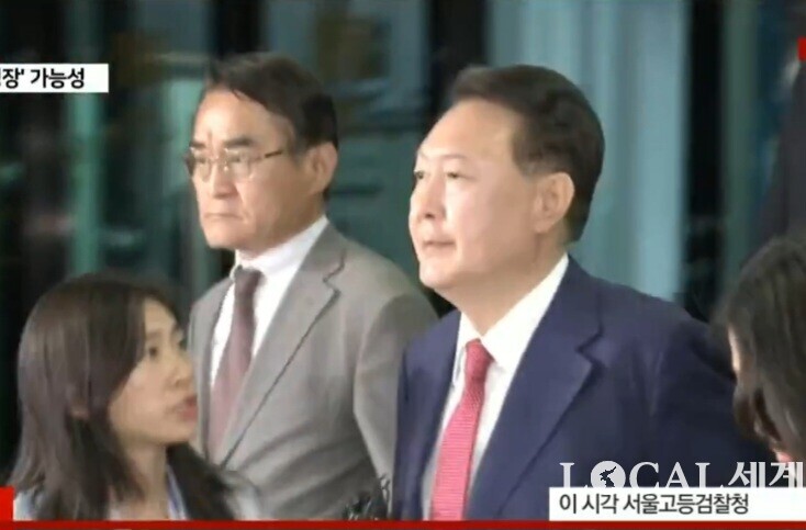 윤석열 전 대통령이 5일 오후 11시 54분경 서울 서초구 서울고검 청사 현관문을 나선 뒤 “매번 열람시간이 오래 걸리는 이유가 무엇인가”라는 등의 기자들의 질문에 일체 답하지 않은 채 곧장 승용차로 향하고 있다. YTN 뉴스특보 화면 캡처