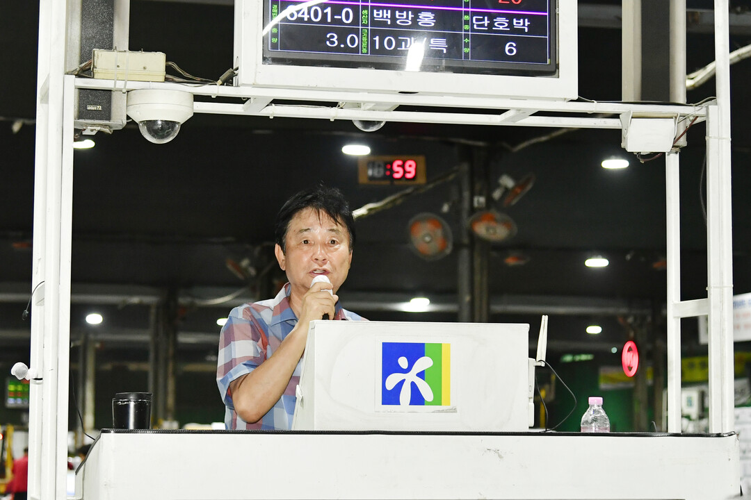 최문순 화천군수가 지난 8일 밤, 서울시 가락동 농수산물 도매시장을 찾아 경매사들에게 청정 화천산 농산물을 홍보하고 있다