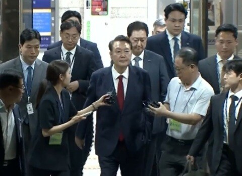 9일 오후 9시경 영장실질심사를 끝낸 윤석열 전 대통령이 서울 서초동 서울중앙지법 청사를 나서 호송자로 이동하고 있다. 연합뉴스TV 뉴스화면 캡처