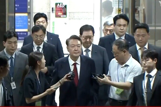 9일 오후 9시 6분경 영장실질심사를 받은 윤석열 전 대통령이 서울 서초동 서울중앙지법 청사를 나서면서, 기자들의 질문에 일체 답하지 않은 채 침울한 표정으로 호송차로 향하고 있다. YTN 뉴스화면 캡처