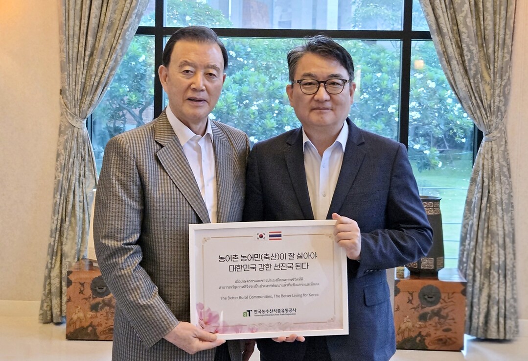  주태국 대한민국 대사 간담회 기념사진. 홍문표 aT 사장(왼쪽), 박용민 주태국 대한민국 대사(오른족) 