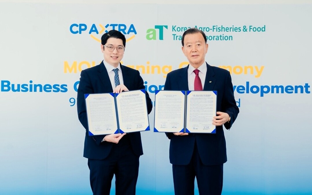  aT-CP AXTRA MOU 체결 기념사진. 홍문표 aT 사장(오른쪽), 타닛 찌야와논 CP AXTRA 최고사업책임자(왼쪽) / aT 제공