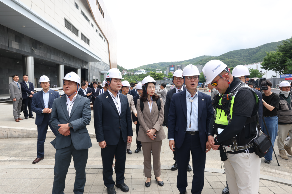 김민석 국무총리가 11일 경북 경주시 APEC 정상회의 관련 장소를 방문, 준비 상황을 점검하고 있다. 국무조정실 제공