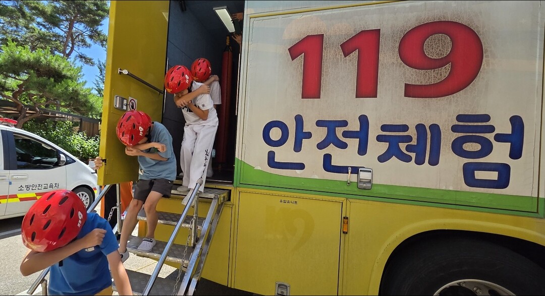 노후 공동주택 인접 초등학교 긴급 화재안전교육. 춘천소방서 제공