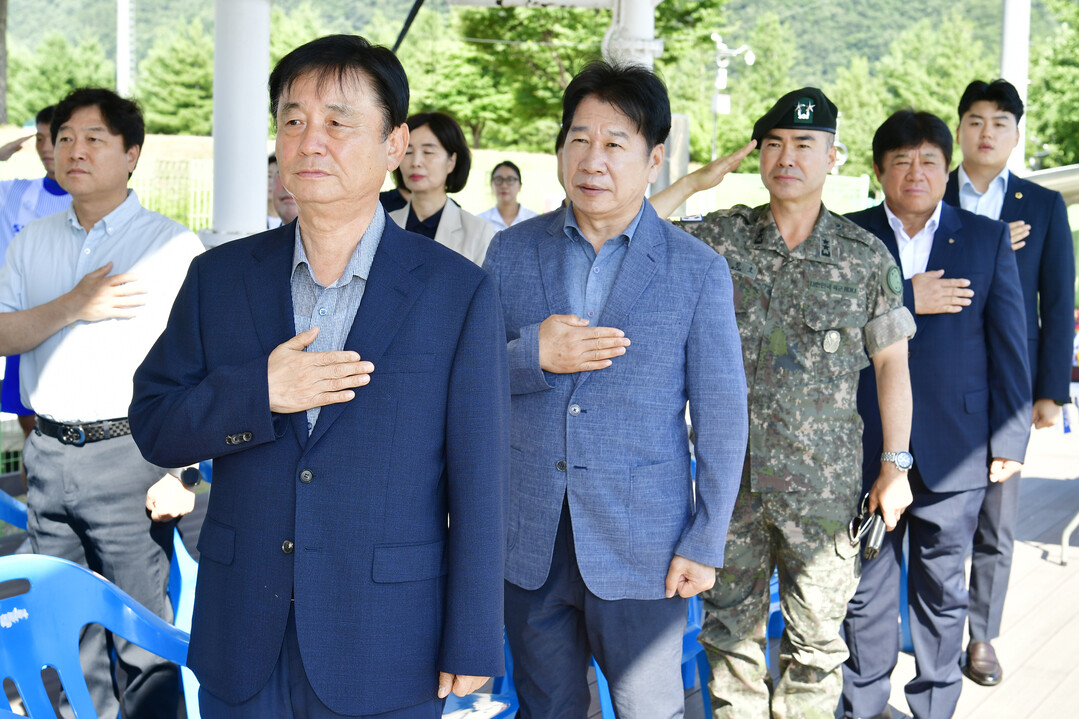 제24회 화천군수기 민군관 축구대회 참석한 내빈들