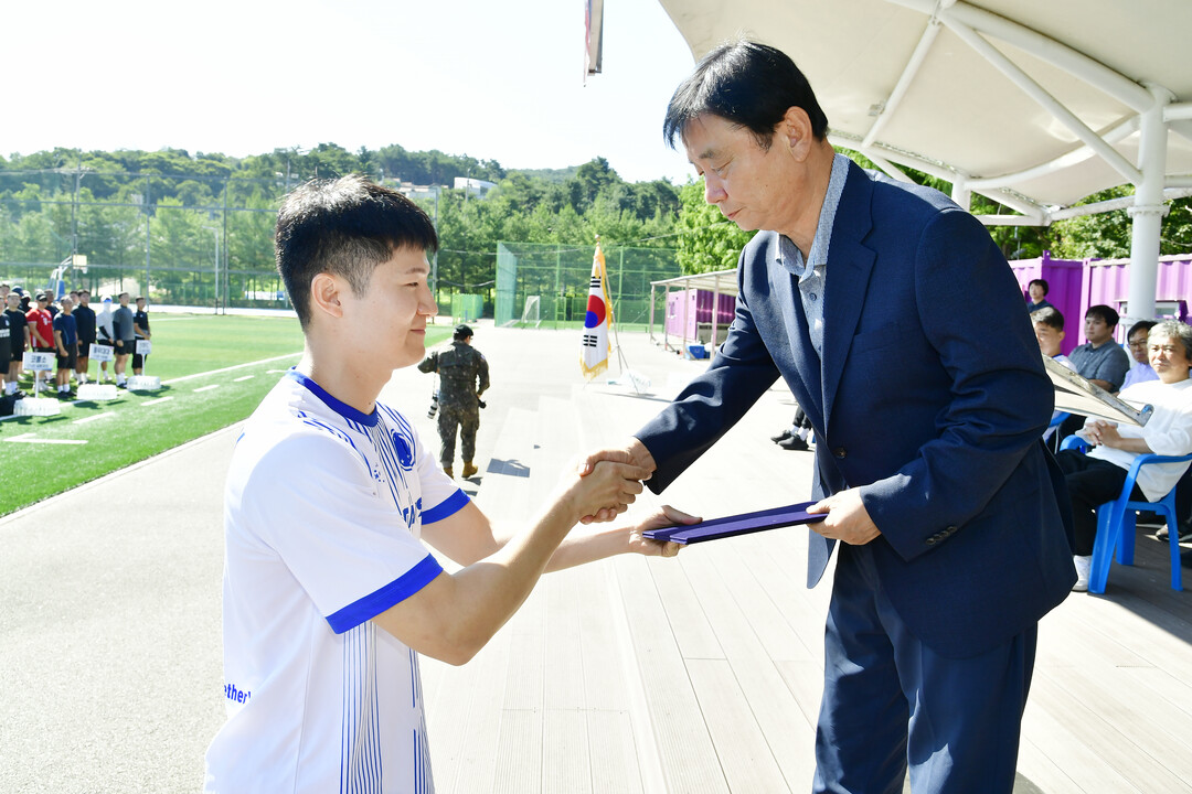 최문순 군수가 제24회 화천군수기 민군관 축구대회 선수 선서 후 악수를 나누고 있다