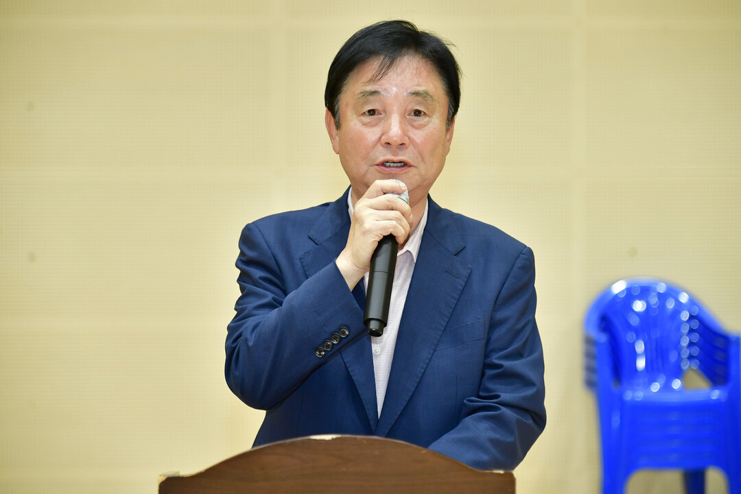 최문순 군수가 제7회 화천군협회장기 탁구대회에서 대회사를 하고 있다