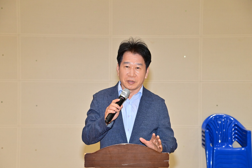 류희상 의장이 제7회 화천군협회장기 탁구대회에서 축사를 하고 있다