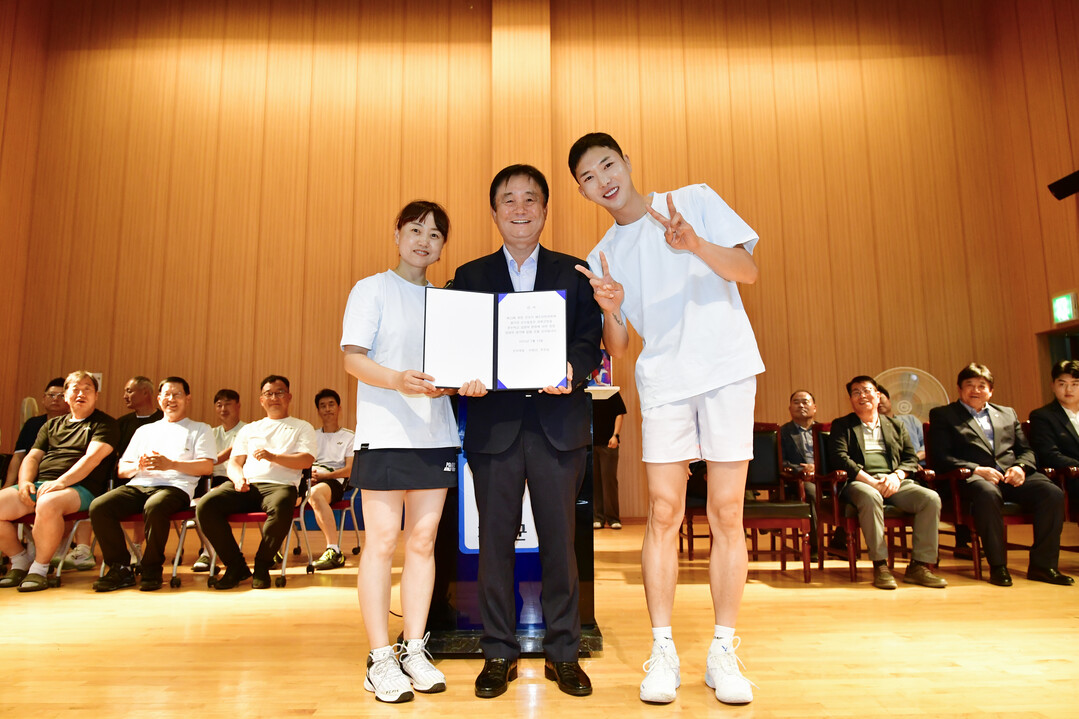 최문순 군수와 제23회 화천군수기 배드민턴 대회 참가 선수들