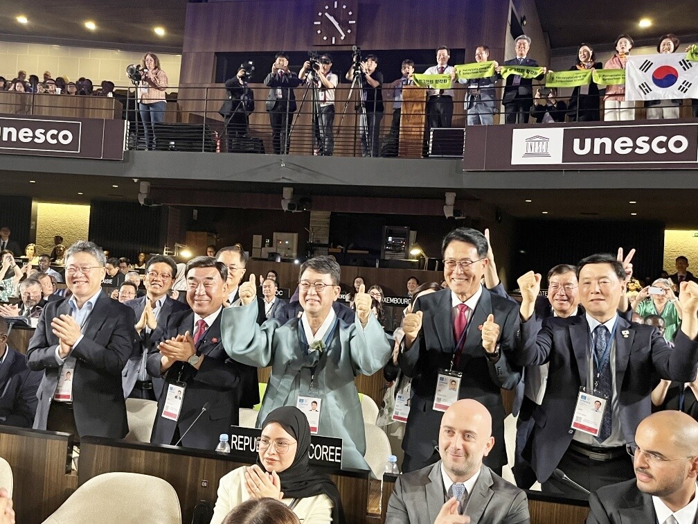최응천 국가유산청장(가운데)을 비롯한 참석자들이 12일(한국시간) 제47차 유네스코 세계유산위원회에서 선사시대 생활문화를 엿볼 수 있는 바위그림인
