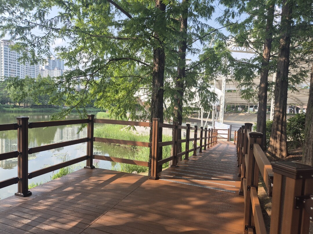 동백호수공원에 신설된 데크길. 용인시 제공