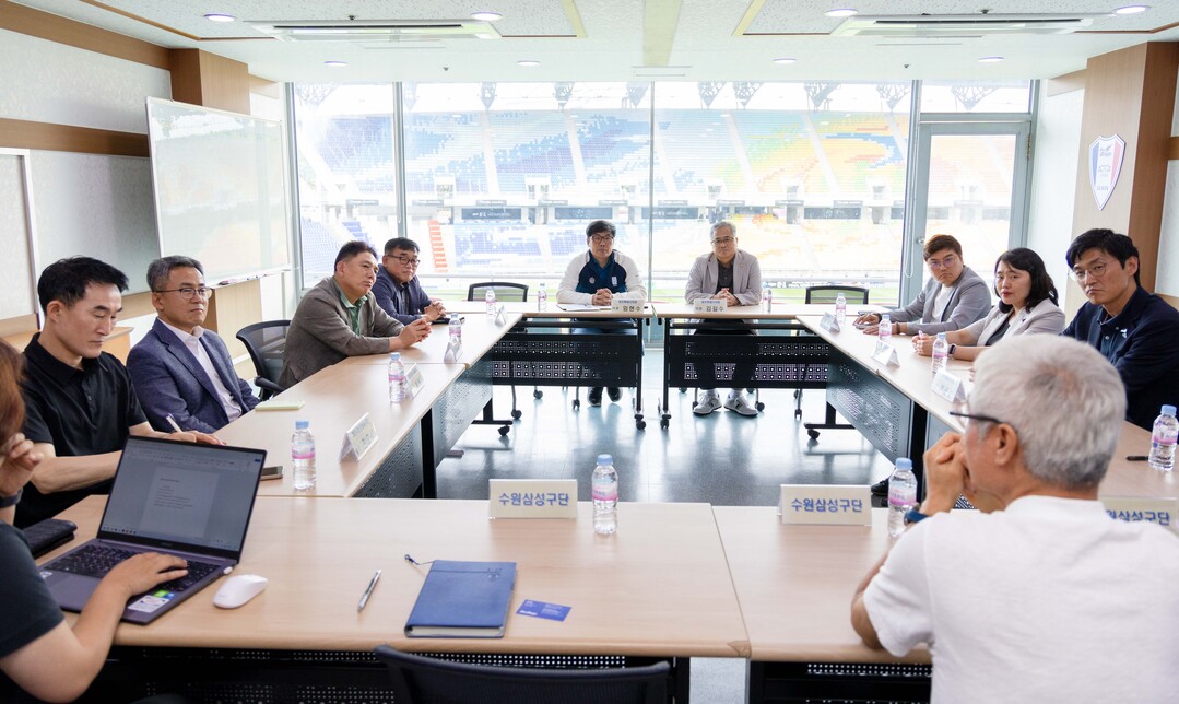 의원연구단체 ‘Sports City(스포츠 시티) 8’ 회원들과 수원삼성블루윙즈 관계자 등이 간담회에서 의견을 나누고 있다.