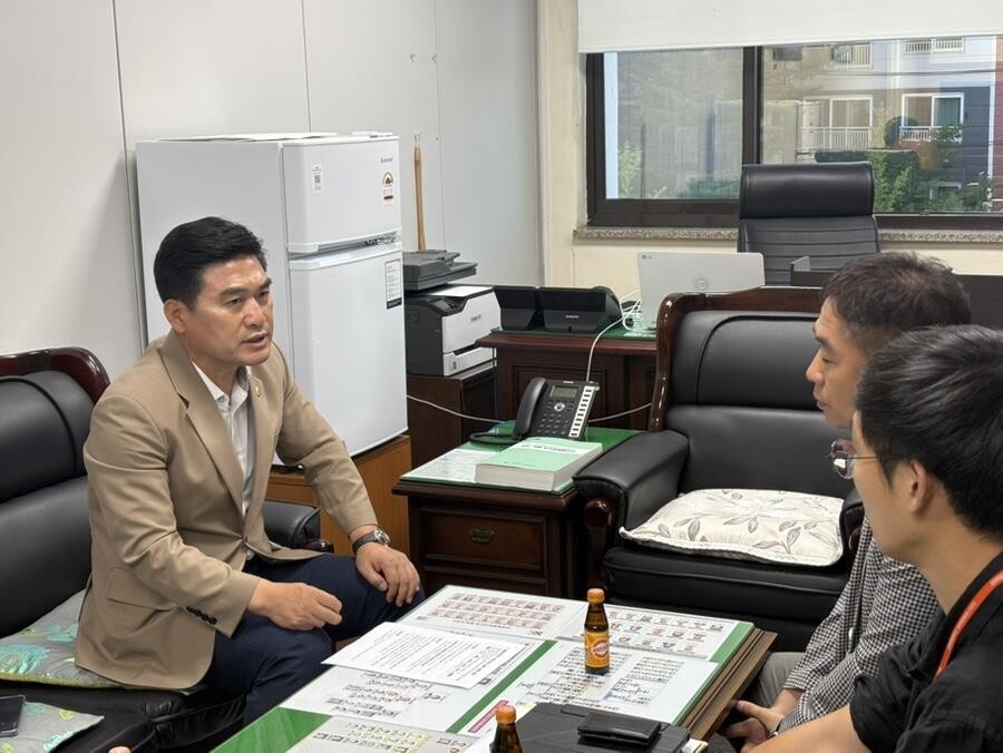 대담 중인 김정수 도의원(왼쪽)
