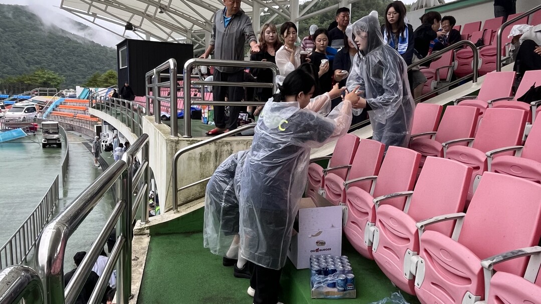 태백시축구협회, 2025 추계 대학축구연맹전 선수 지원 위해 OG버거 간식 후원 받아. 태백시 제공
