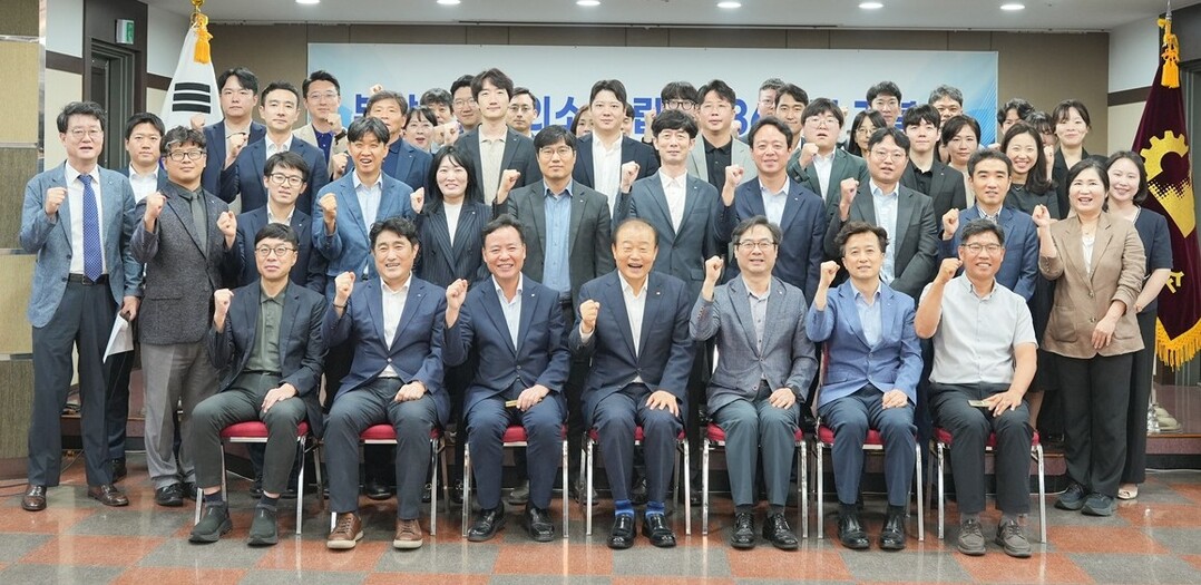 부산상공회의소 임직원 70여명이 18일 오전 11시 부산상의 2층 국제회의장에서 창립 136주년 기념식을 개최한 뒤 기념촬영을 하고 있다. 부산상의 제공