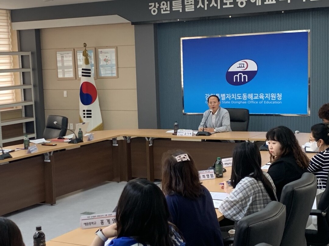 김기하 도의원이 ‘동해교육지원청 관내 영양교사ㆍ영양사들과 현안 정책 간담회’를 진행하고 있다