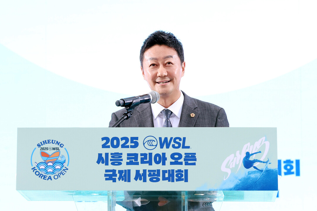 김진경 의장이 2025 WSL 시흥 코리아 오픈 국제서핑대회 참석해 참가선수들을 격려하고 있다. 경기도의회 제공