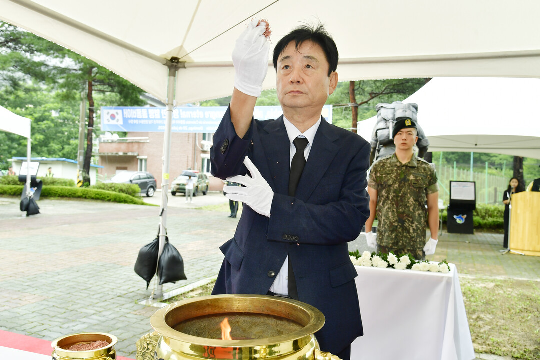 최문순 군수가 콜롬비아 독립 215주년 기념, 6.25 전쟁 전사자 추모행사에서 분향하고 있다