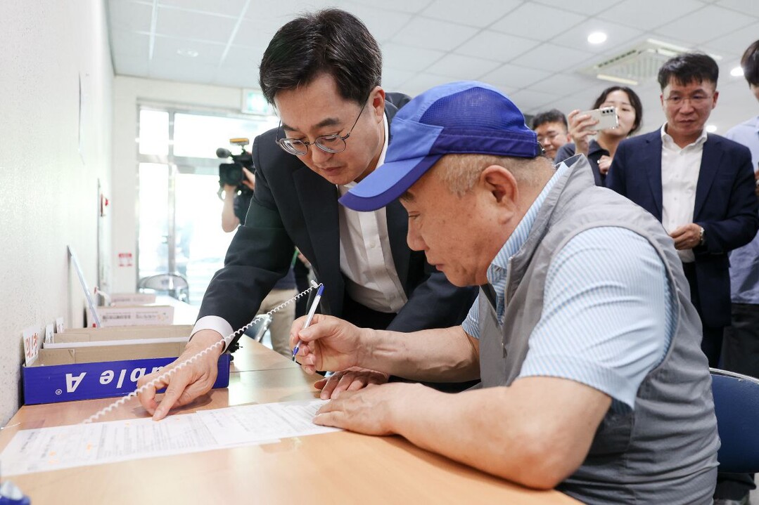 지난 21일 오후 김동연 경기도지사가 원천동 행정복지센터를 방문해 민생회복소비쿠폰 현장점검 및 건의사항 등을청취하고 있다. 경기도 제공