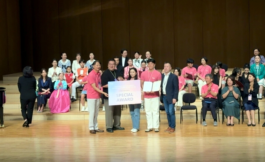 화천군 소년소녀합창단이 지난 19일 제주특별자치도에서 폐막한 2025 제7회 세계 청소년 합창축제 & 경연대회’에서 일반부 은상과 ‘아웃스탠딩 퍼포먼스상’(특별상)을 수상했다