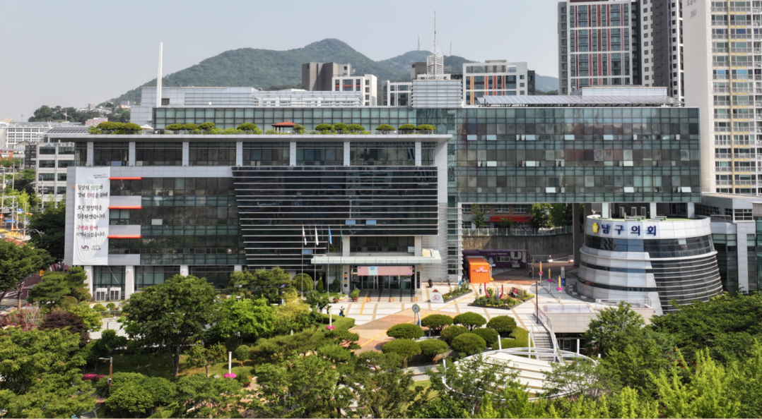 부산 남구형 주민복지 설계 방안 수립 용역 주민 설문조사를 실시하고 있다. 남구청 제공