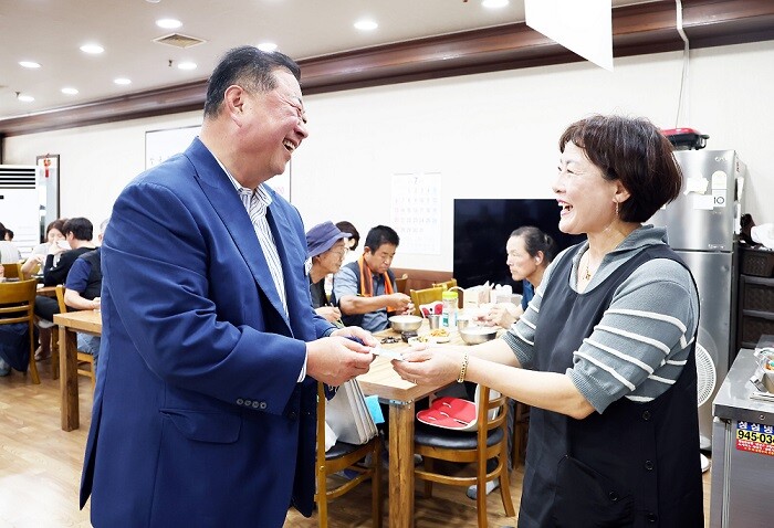 김경일 파주시장은 지난 24일 문산자유시장에서 읍면장과 오찬간담회를 개최하고, ‘민생회복 소비쿠폰’을 파주페이로 결제하며, ‘민생회복 소비쿠폰’ 사용을 독려했다.파주시 제공