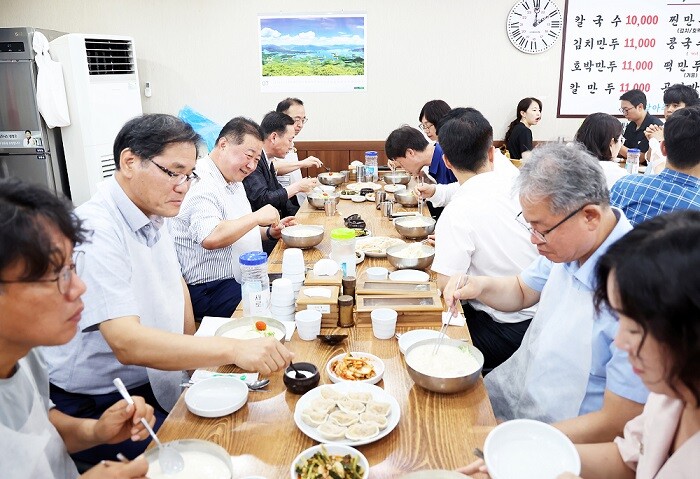 김경일 파주시장은 지난 24일 문산자유시장에서 읍면장과 오찬간담회를 개최하고, ‘민생회복 소비쿠폰’을 파주페이로 결제하며, ‘민생회복 소비쿠폰’ 사용을 독려했다.파주시 제공