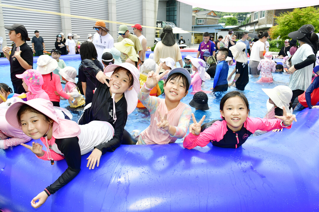 27일 사내 도서관 개관 8주년 기념행사가 사내면 사창리에서 최문순 화천군 인재육성재단 이사장을 비롯해 지역 어린이들과 군민들이 참석한 가운데 열렸다