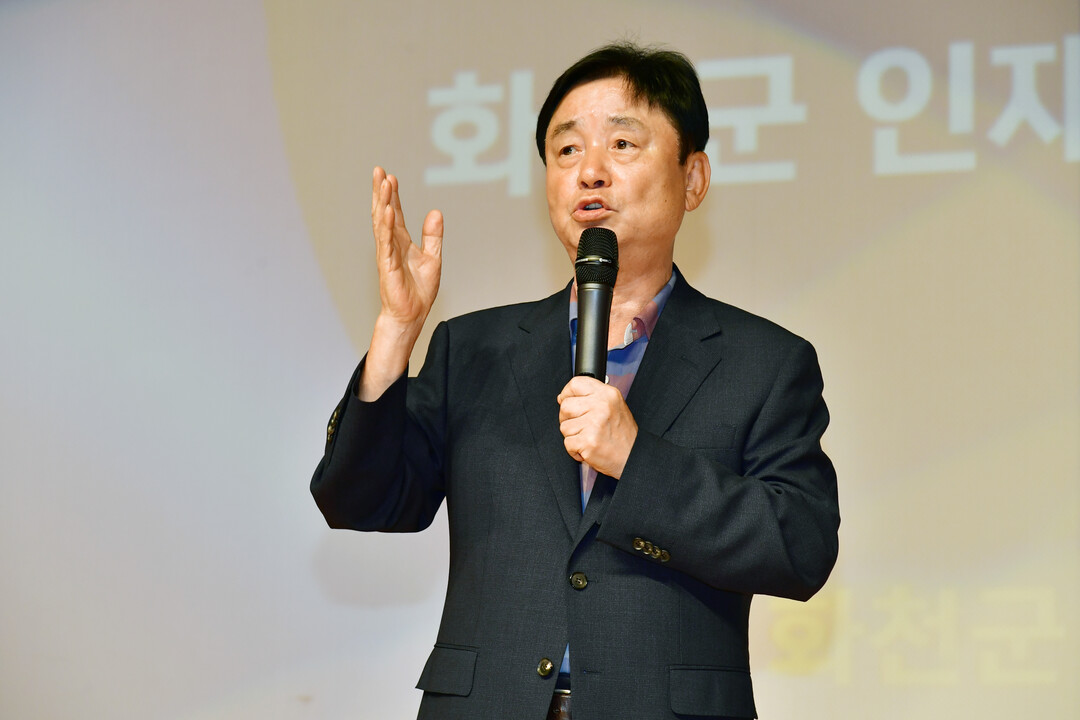 최문순 화천군 인재육성재단 이사장이 2025년 1학기 지역인재 육성지원사업 장학증서 수여식에서 축사를 하고 있다.