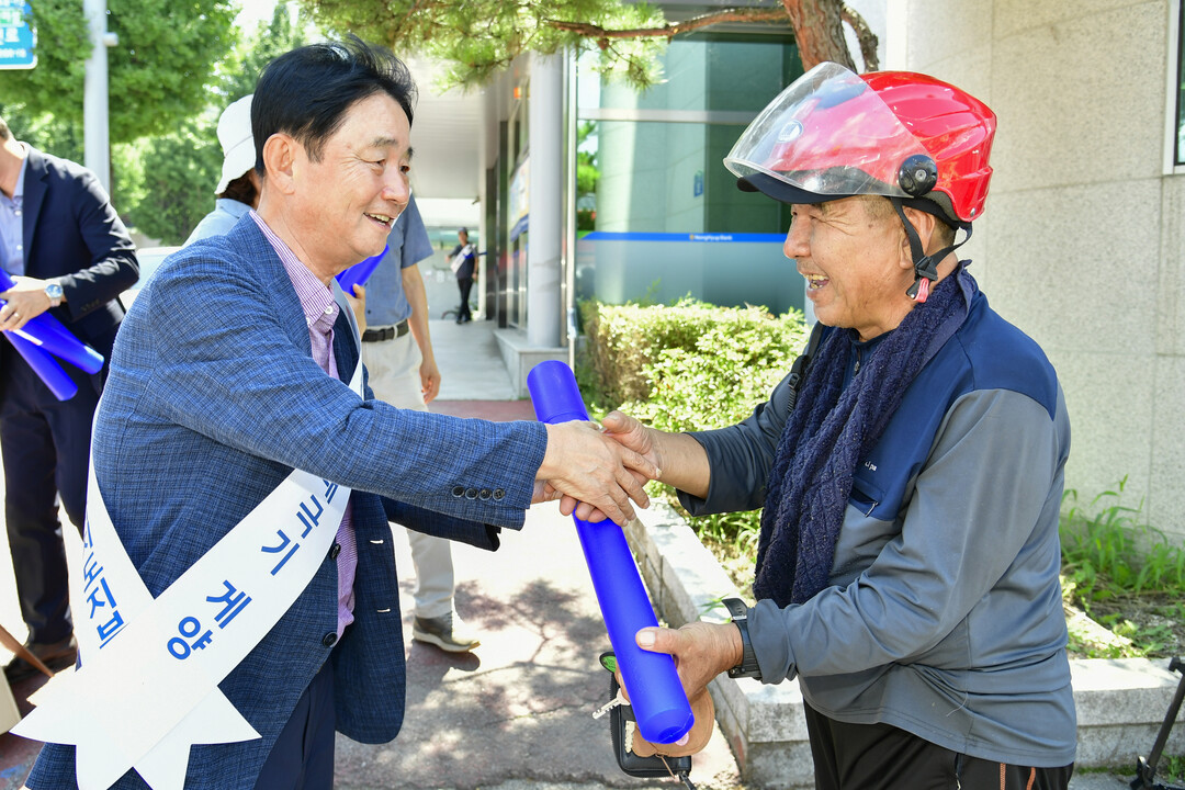 최문순 군수가 제80주년 광복절 맞이 태극기 나눔 행사에서 태극기를 나눠주고 있다.