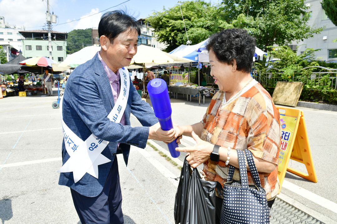 최문순 군수가 제80주년 광복절 맞이 태극기 나눔 행사에서 태극기를 나눠주고 있다.