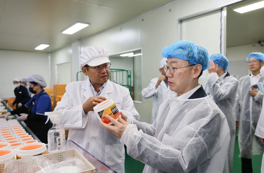 지난 30일 인천 (주)서울화장품을 방문하여 화장품 생산 현장에서 관계자의 설명을 듣고 있는 이명구 관세청장(오른쪽)