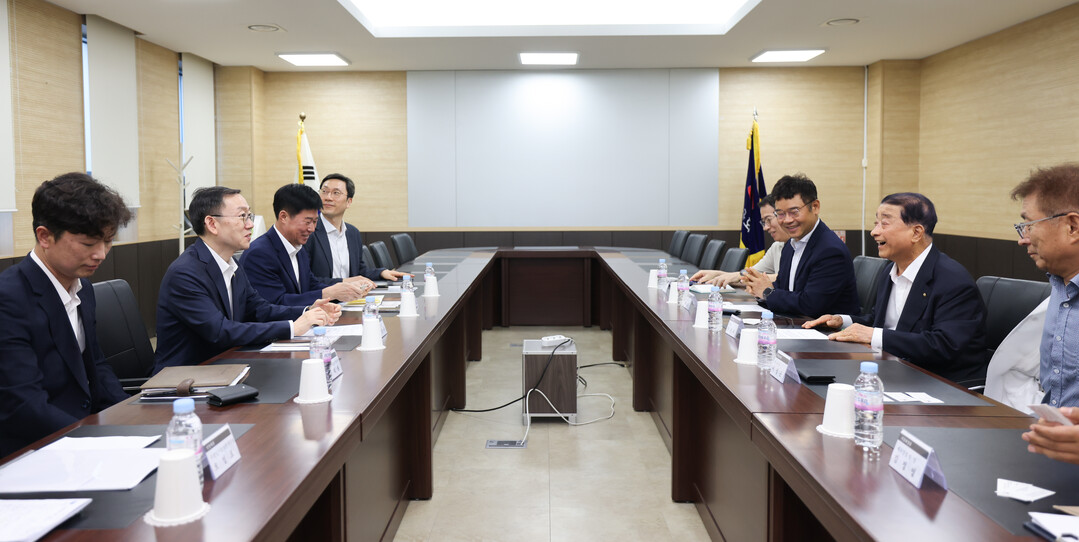 지난 30일 인천 (주)서울화장품을 방문하여 관계자과 대미 수출지원을 위한 간담회를 갖고 있는 이명구 관세청장(왼쪽에서2번째) / 관세청 제공