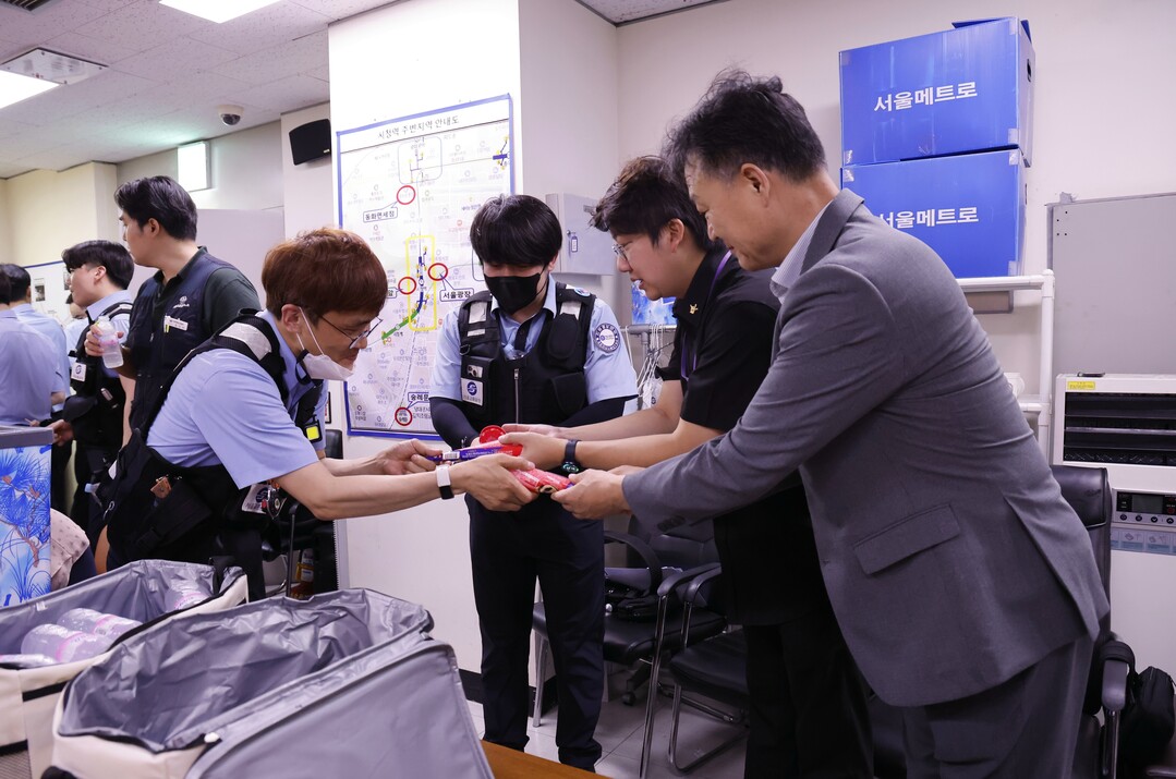 공사측 마해근 영업본부장과 문성호 시의원이 서울교통공사 보안관에게 물품을 나눠주고 있는 모습. 서울교통공사 제공