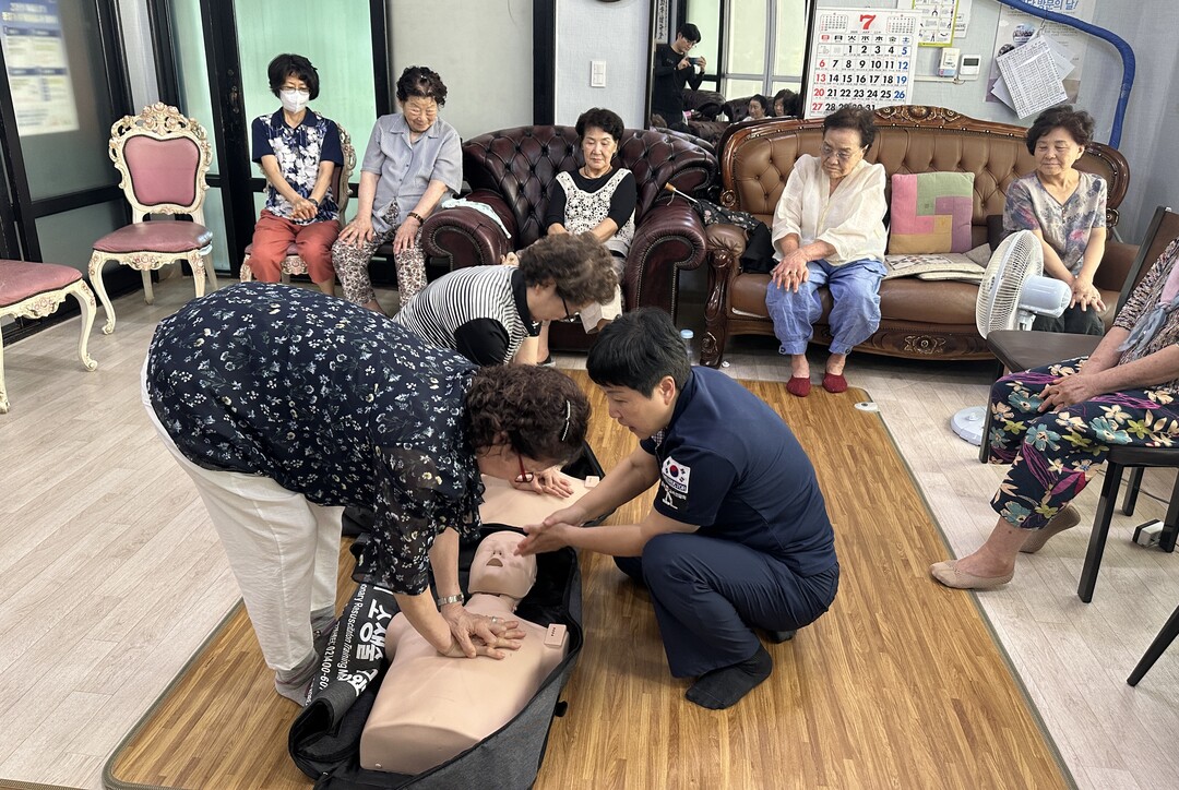 부산 북구 만덕3동 행정복지센터(동장 류미경)가 지난달 29일 관내 주민들을 대상으로 찾아가는 응급처치 교육인 ‘알쓸심잡(알아두면 쓸 데 있는 심장 맥박 잡기)’을 실시했다. 한 경로당에서 구급대원이 응급처치 실습을 진행하고 있는 장면.   북구 제공 