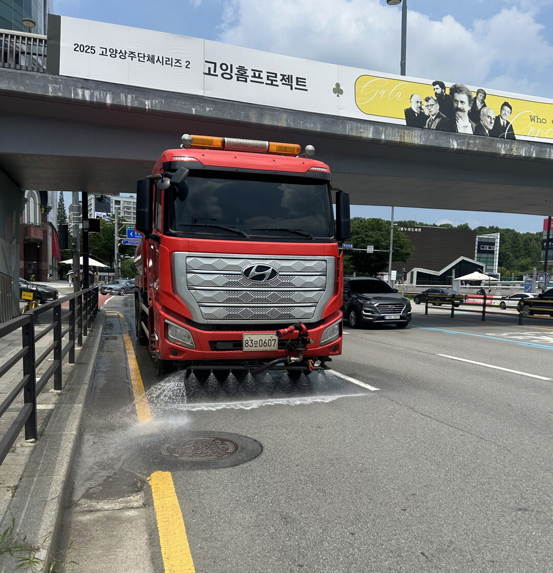 열섬현상 완화를 위해 도심 전역에 배치된 살수차