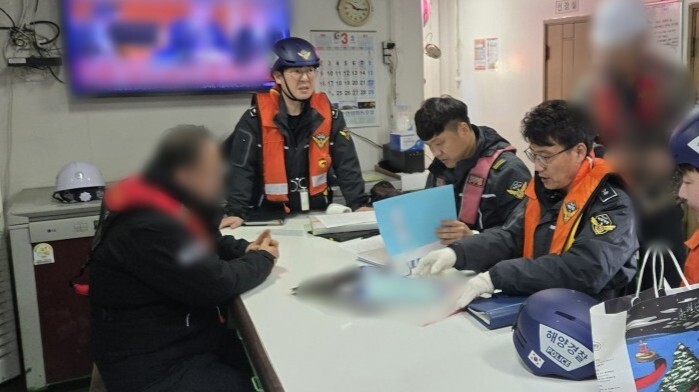 해경이 선박에 보관중인 서류를 점검하고 있다.군산해경 제공