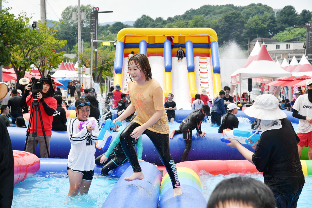 2025화천토마토축제를 찾은 어린이들이 야외 물놀이 장에서 무더위를 식히고 있다